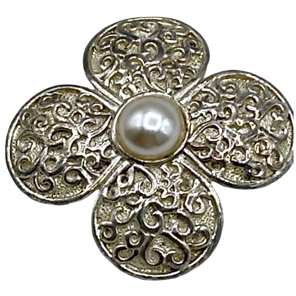 Danecraft vintage flower brooch. Gold colored fax pearl